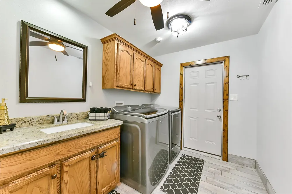 4190 County Road 145 Alvin, TX 77511