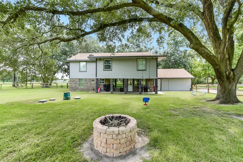 4190 County Road 145 Alvin, TX 77511