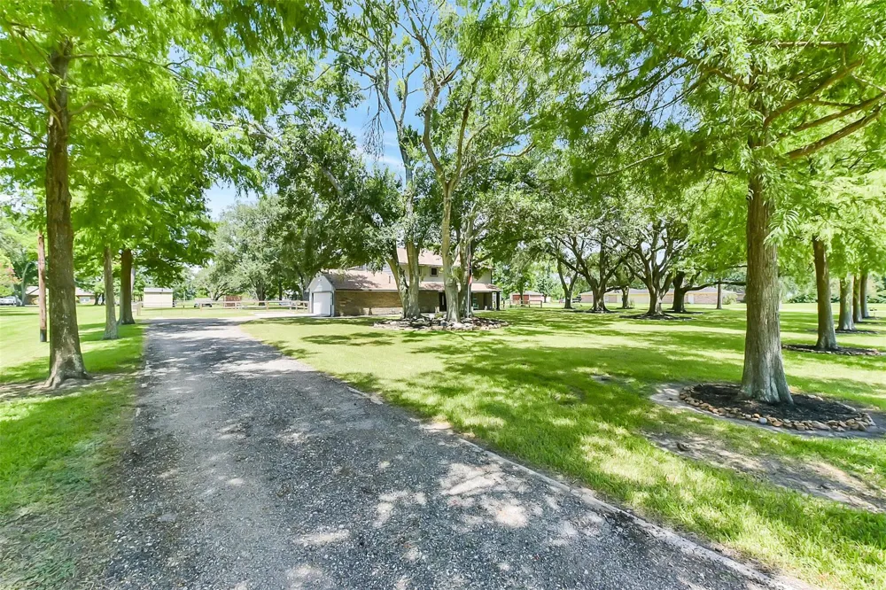 4190 County Road 145 Alvin, TX 77511