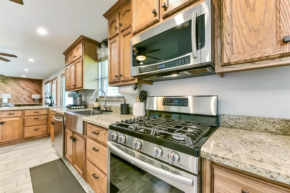 4190 County Road 145 Alvin, TX 77511