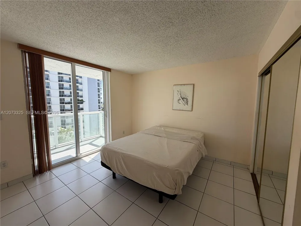 2457 Collins Ave #1405 Miami Beach, FL 33140