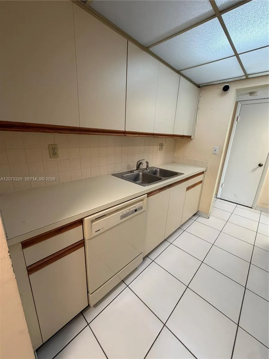 2457 Collins Ave #1405 Miami Beach, FL 33140