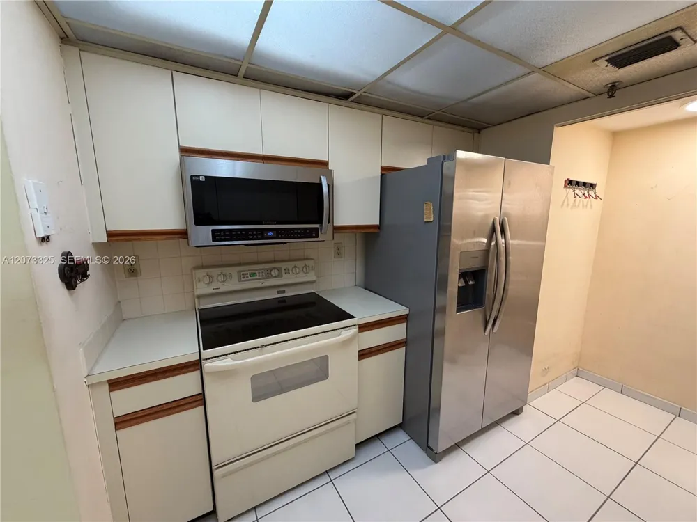 2457 Collins Ave #1405 Miami Beach, FL 33140