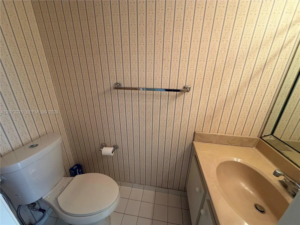 2457 Collins Ave #1405 Miami Beach, FL 33140