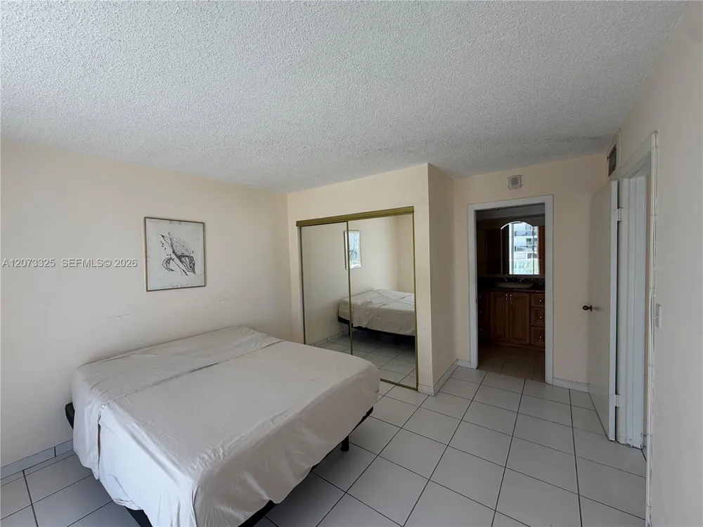 2457 Collins Ave #1405 Miami Beach, FL 33140