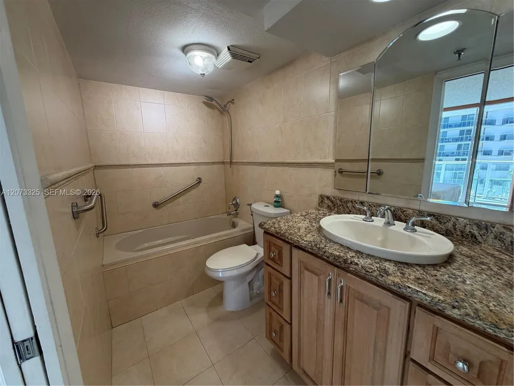 2457 Collins Ave #1405 Miami Beach, FL 33140