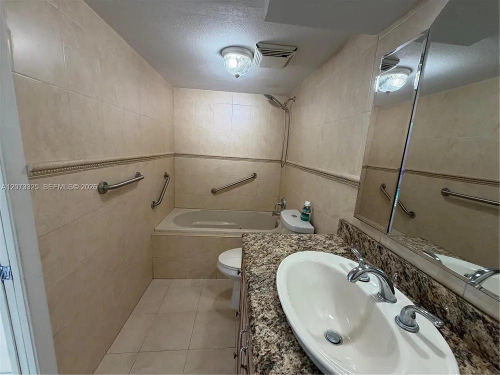 2457 Collins Ave #1405 Miami Beach, FL 33140