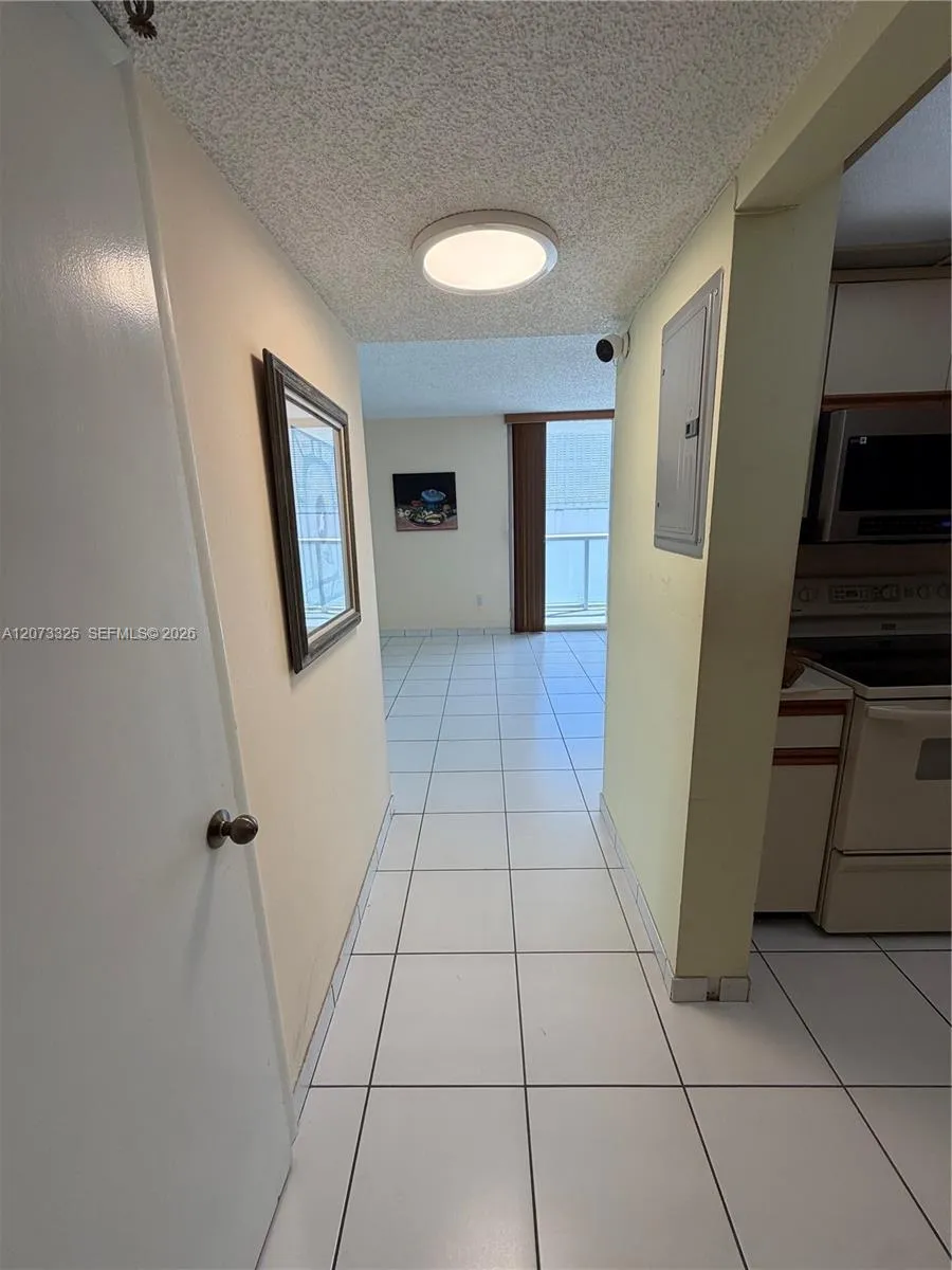 2457 Collins Ave #1405 Miami Beach, FL 33140