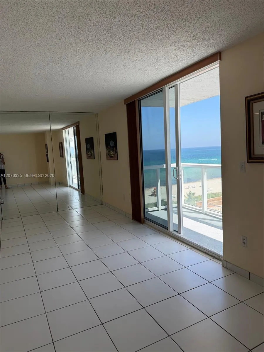 2457 Collins Ave #1405 Miami Beach, FL 33140