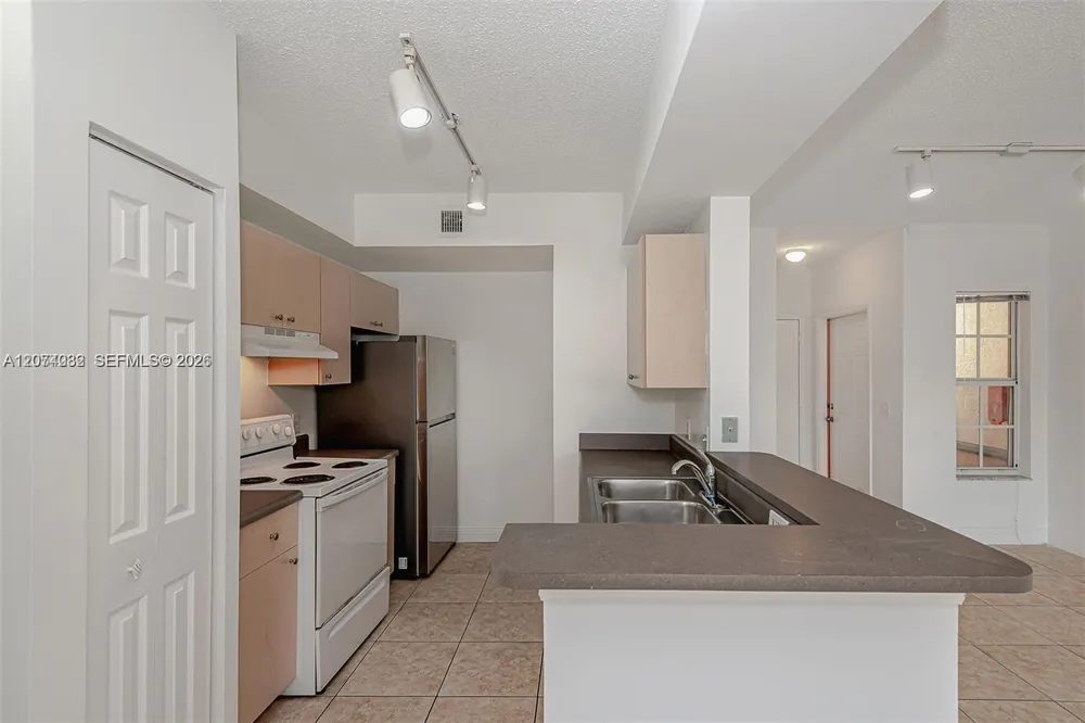 2452 Centergate Dr #103 Miramar, FL 33025