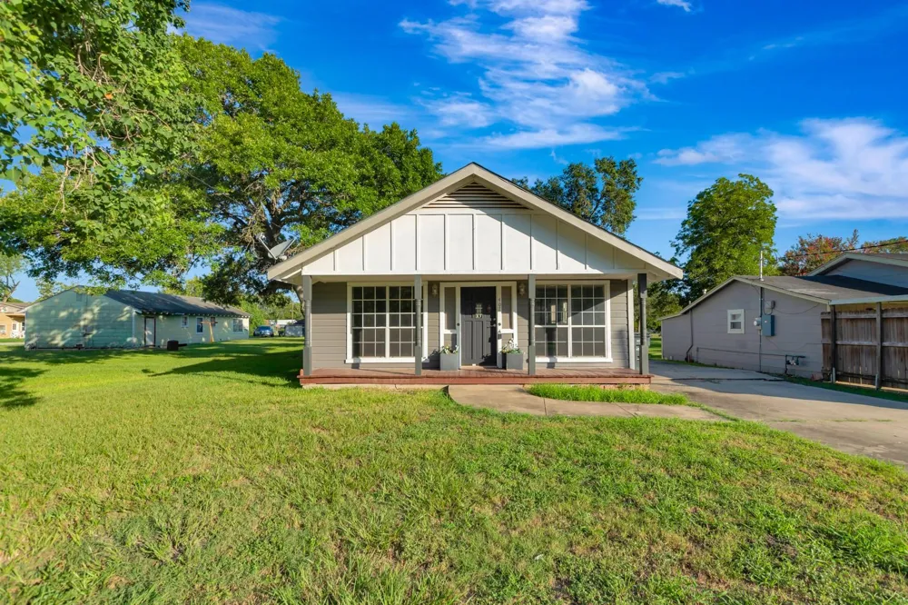 407 Bois D Arc Street Edna, TX 77957
