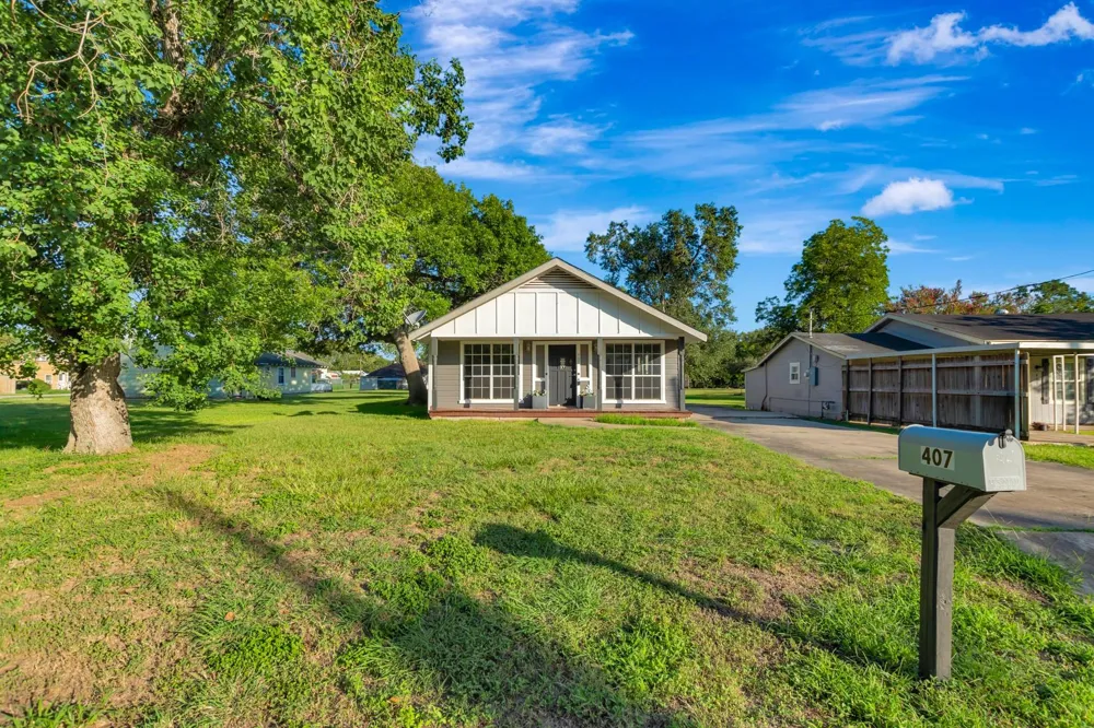 407 Bois D Arc Street Edna, TX 77957