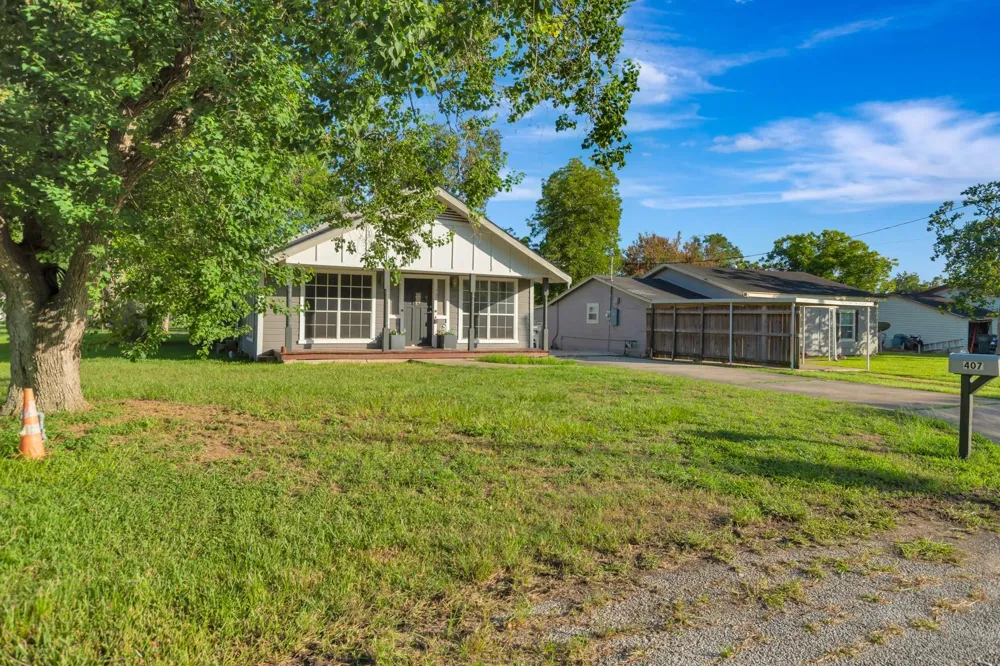407 Bois D Arc Street Edna, TX 77957