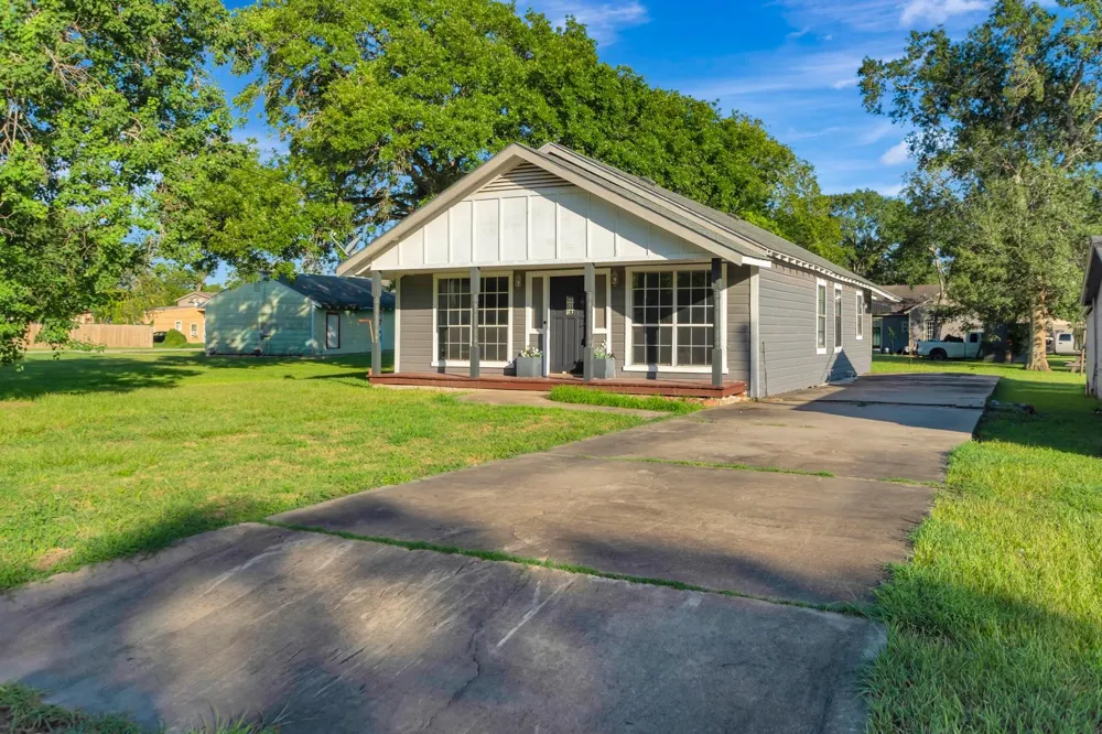 407 Bois D Arc Street Edna, TX 77957