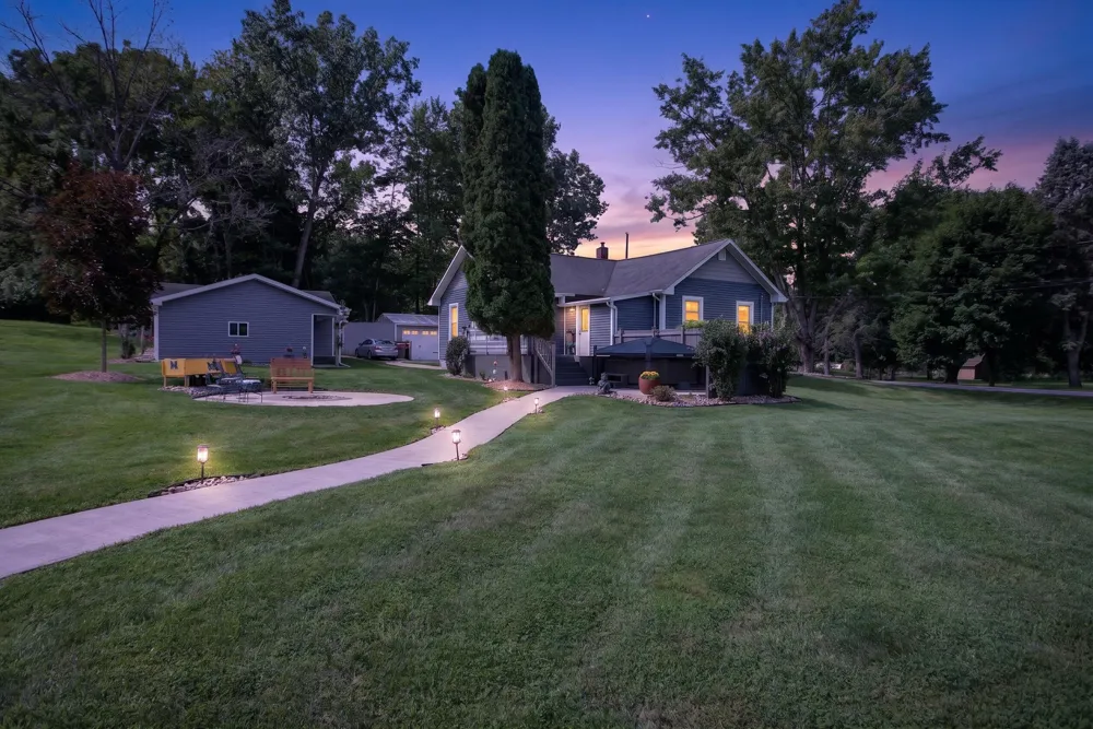 527 Pershing Avenue Jackson, MI 49203