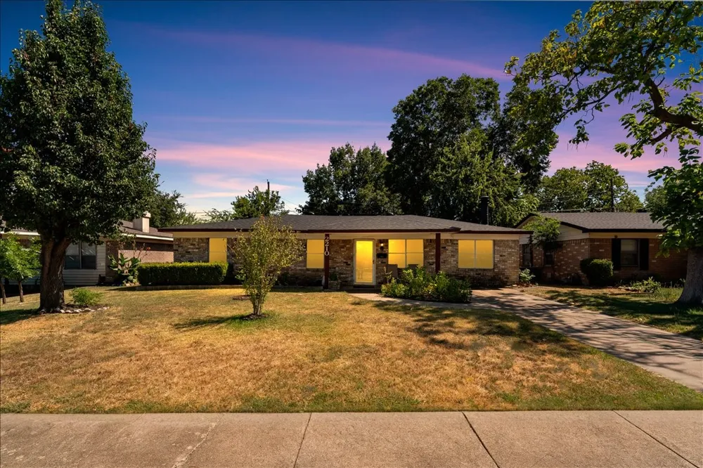 2210 Starlite Lane Irving, TX 75061