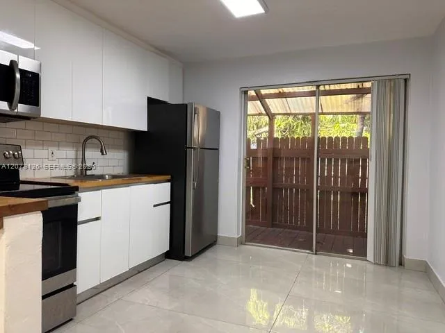 42 SE 10th Ter #3 Dania Beach, FL 33004