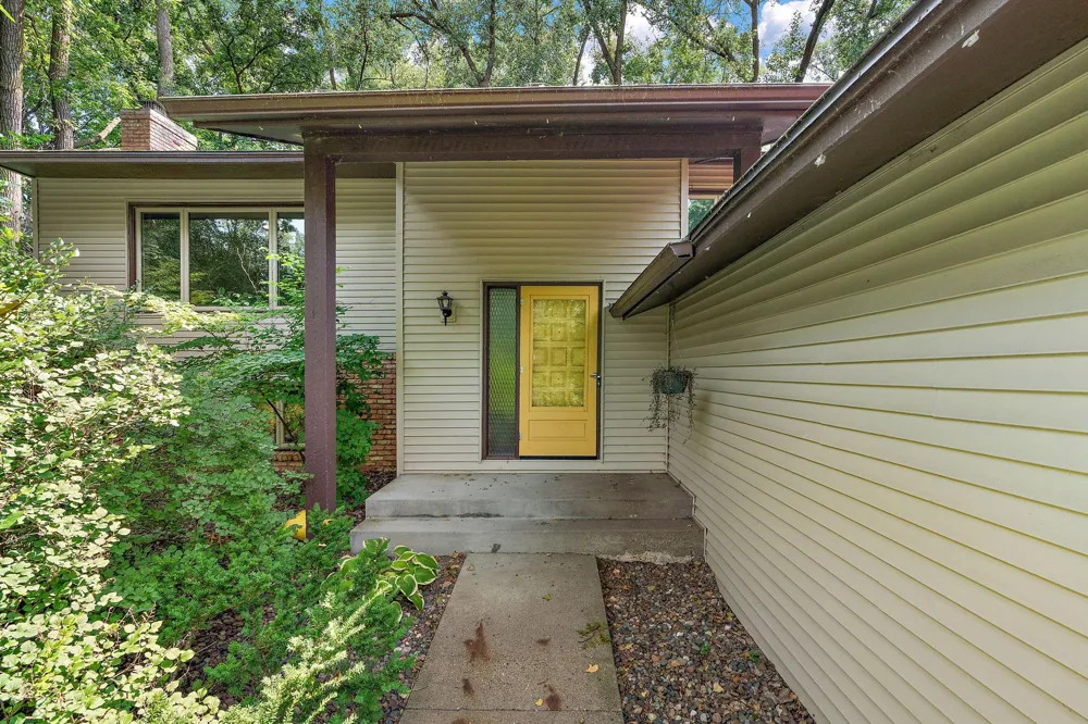 2101 Sheridan Hills Road Minnetonka, MN 55391