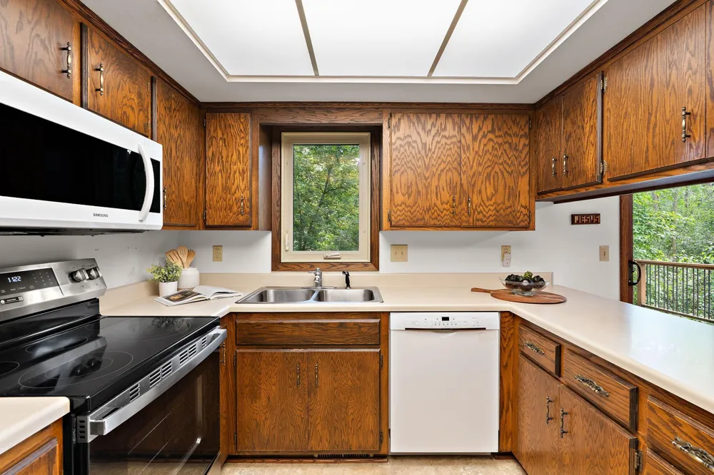 2101 Sheridan Hills Road Minnetonka, MN 55391