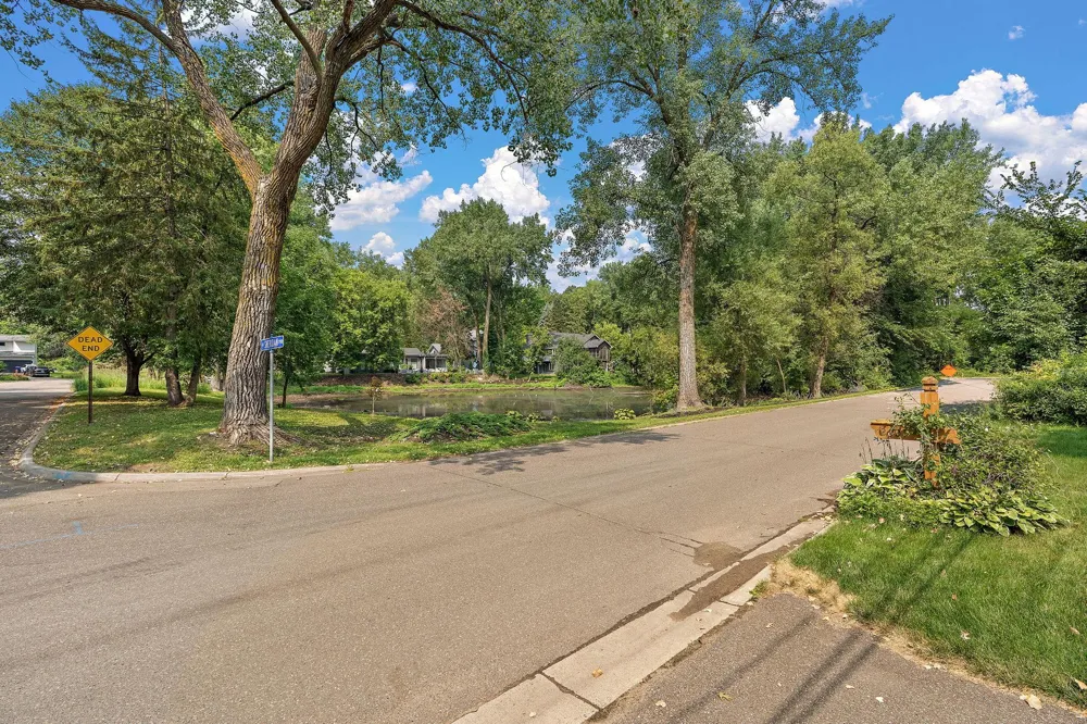 2101 Sheridan Hills Road Minnetonka, MN 55391
