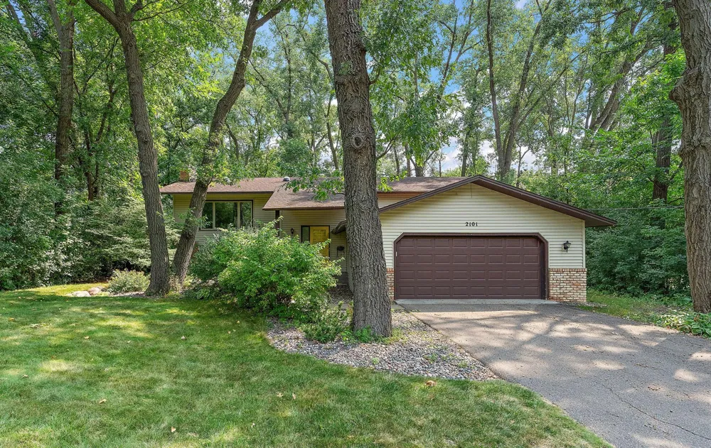 2101 Sheridan Hills Road Minnetonka, MN 55391