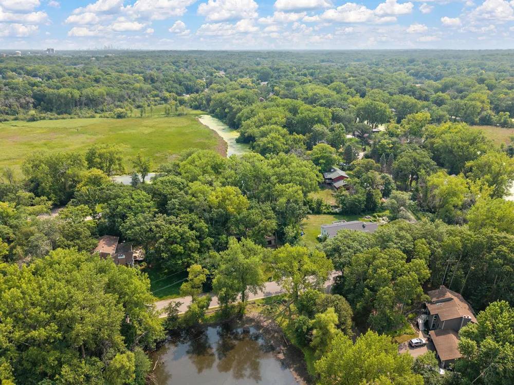 2101 Sheridan Hills Road Minnetonka, MN 55391