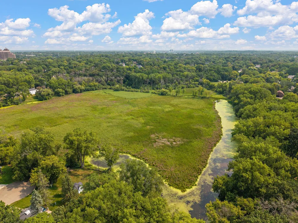2101 Sheridan Hills Road Minnetonka, MN 55391