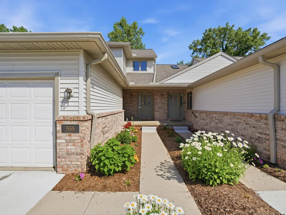 555 Sycamore Circle Saline, MI 48176