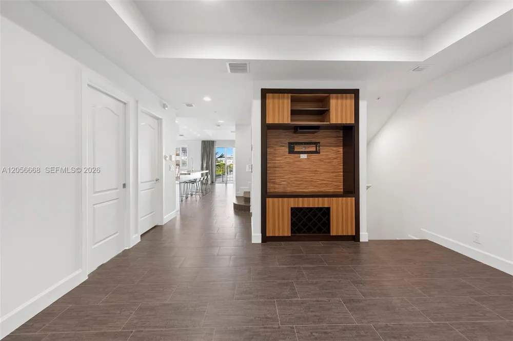 348 Elm St #B-10 Hollywood, FL 33019