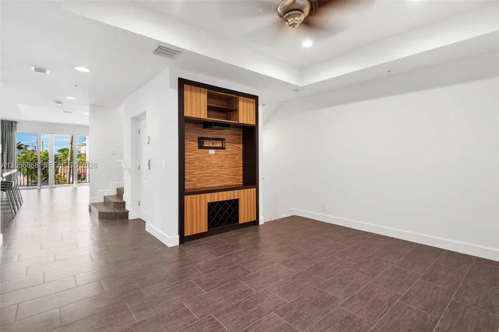 348 Elm St #B-10 Hollywood, FL 33019
