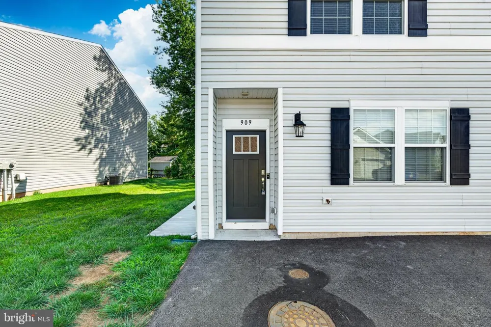 909 STILL WATERS Pennsburg, PA 18073