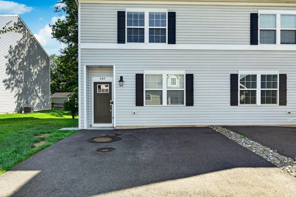 909 STILL WATERS Pennsburg, PA 18073