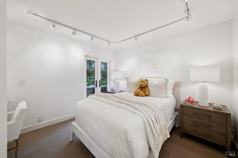 160 Piedmont Court Larkspur, CA 94939