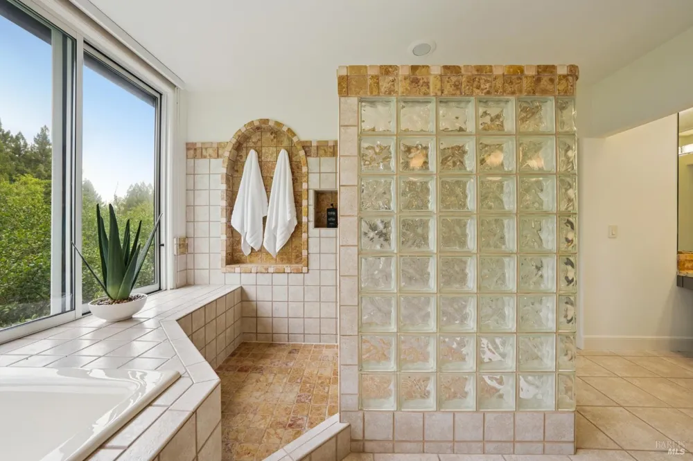 160 Piedmont Court Larkspur, CA 94939