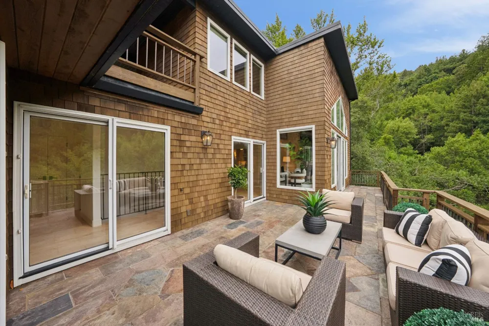 160 Piedmont Court Larkspur, CA 94939