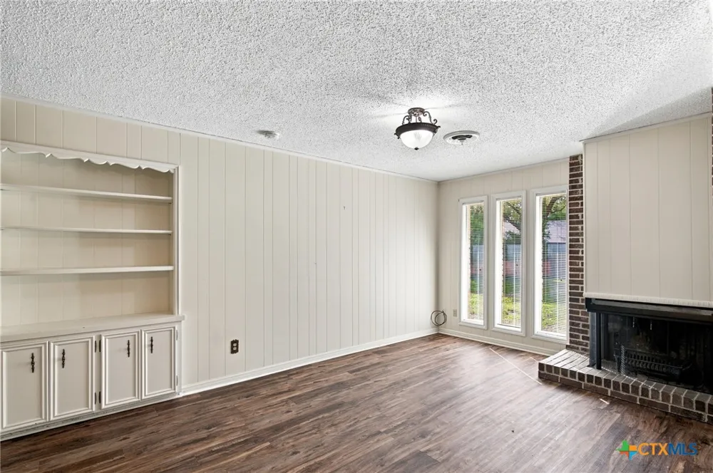 108 Castleway Street Victoria, TX 77904