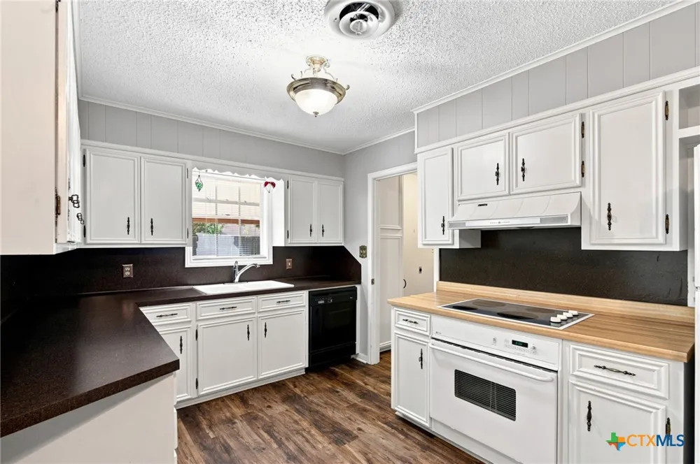 108 Castleway Street Victoria, TX 77904