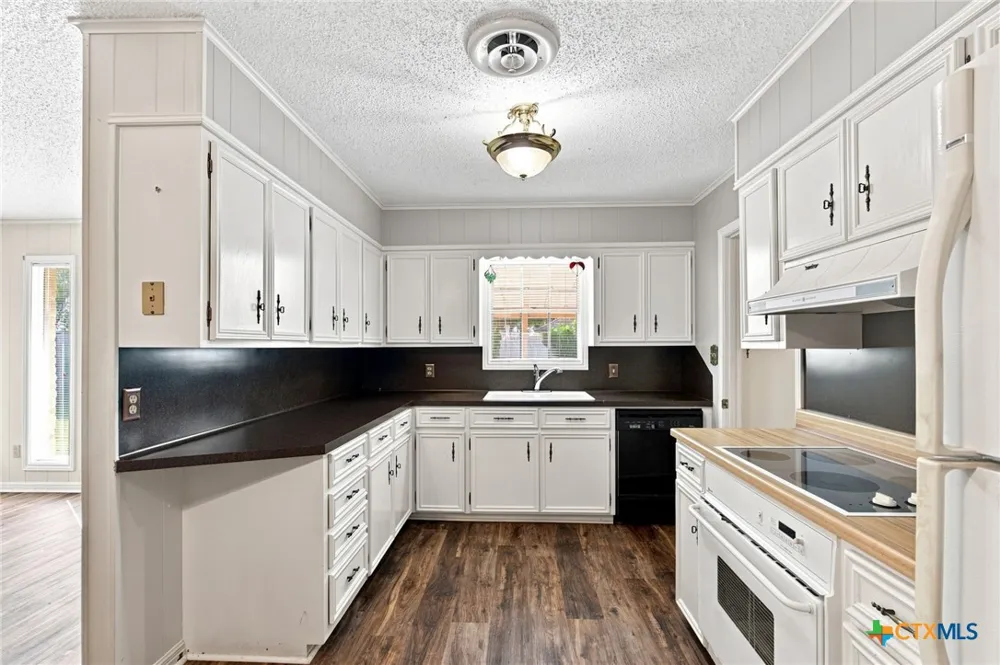 108 Castleway Street Victoria, TX 77904