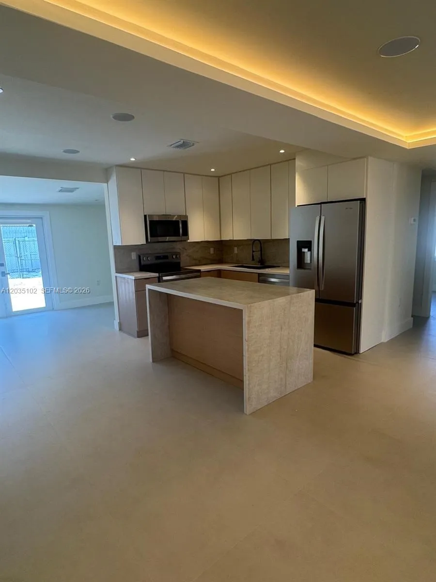 841 NE 4th Pl Hialeah, FL 33010