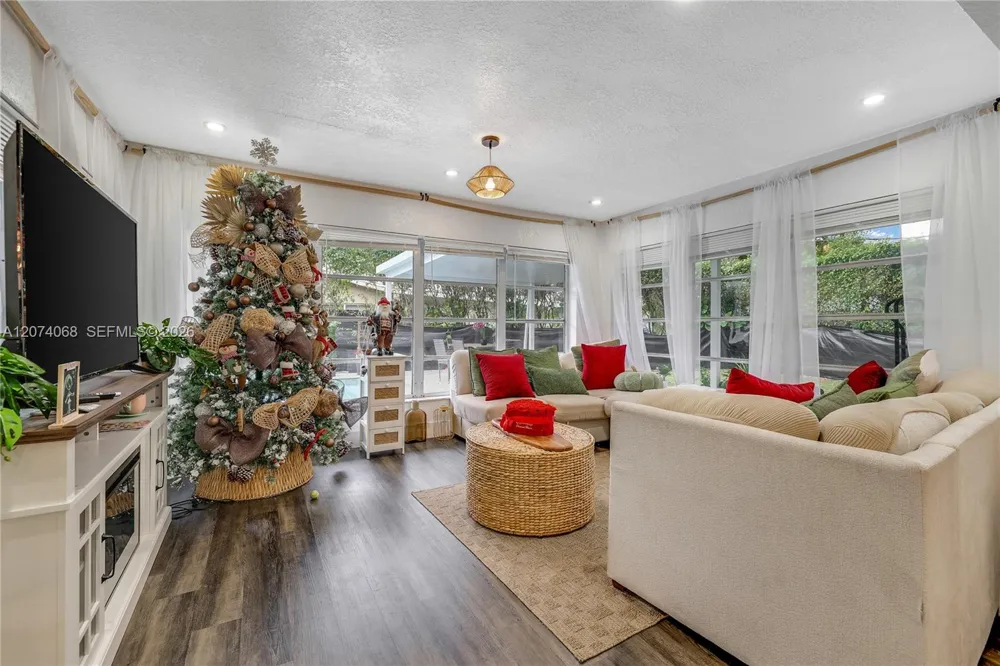 5712 Monroe St Hollywood, FL 33023