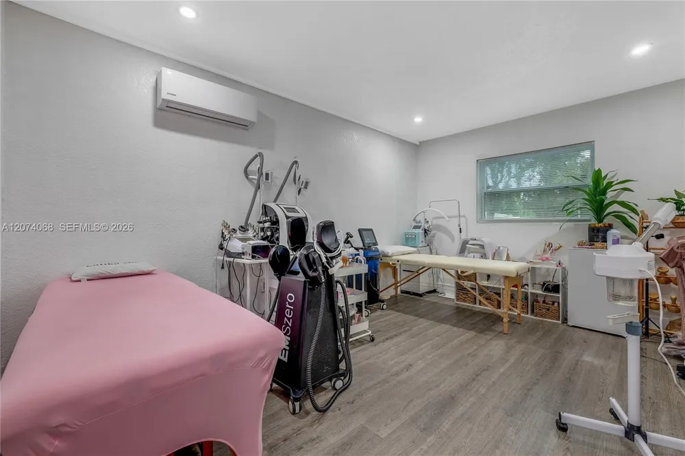 5712 Monroe St Hollywood, FL 33023