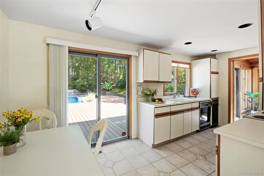 69 Glenview Drive Southampton, NY 11968