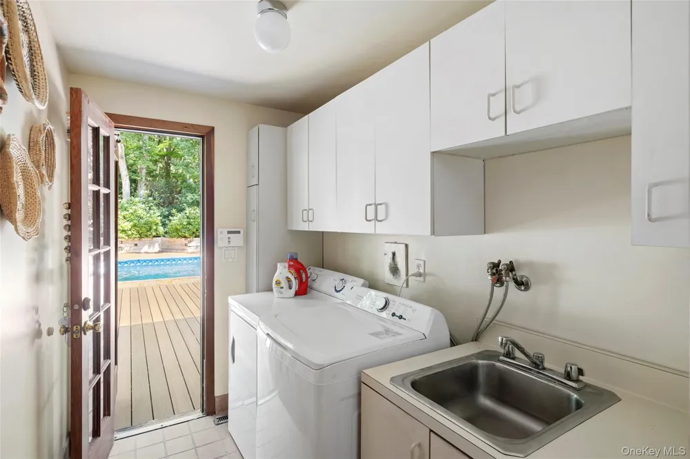 69 Glenview Drive Southampton, NY 11968