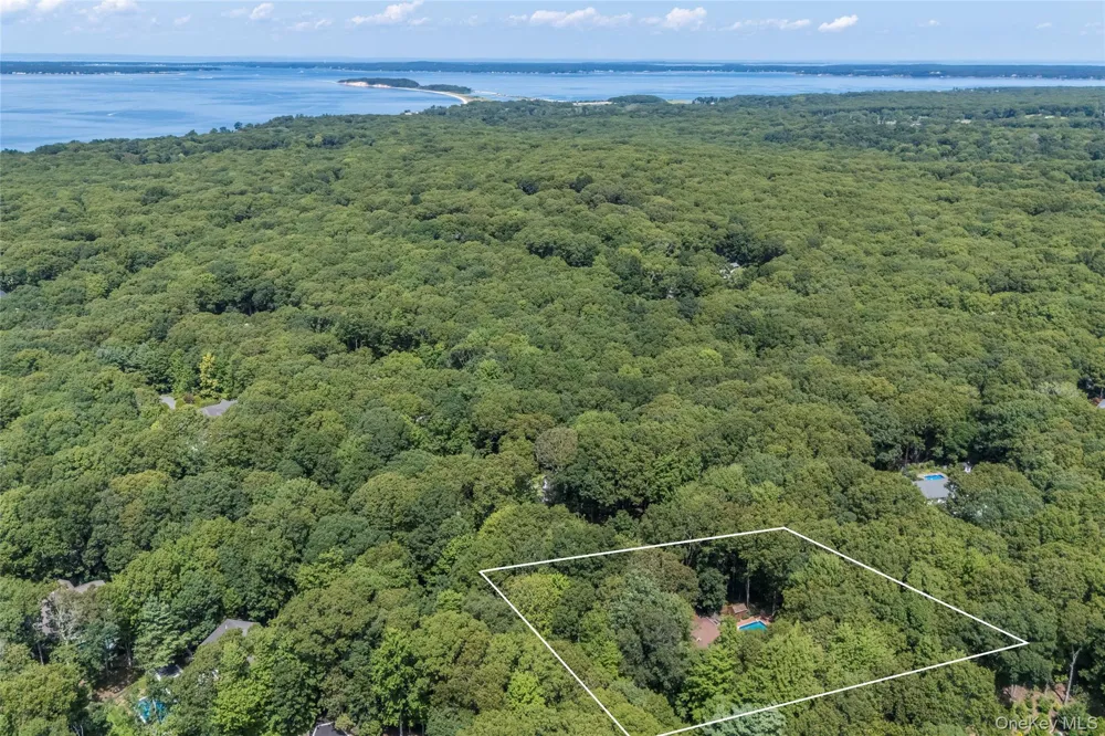 69 Glenview Drive Southampton, NY 11968