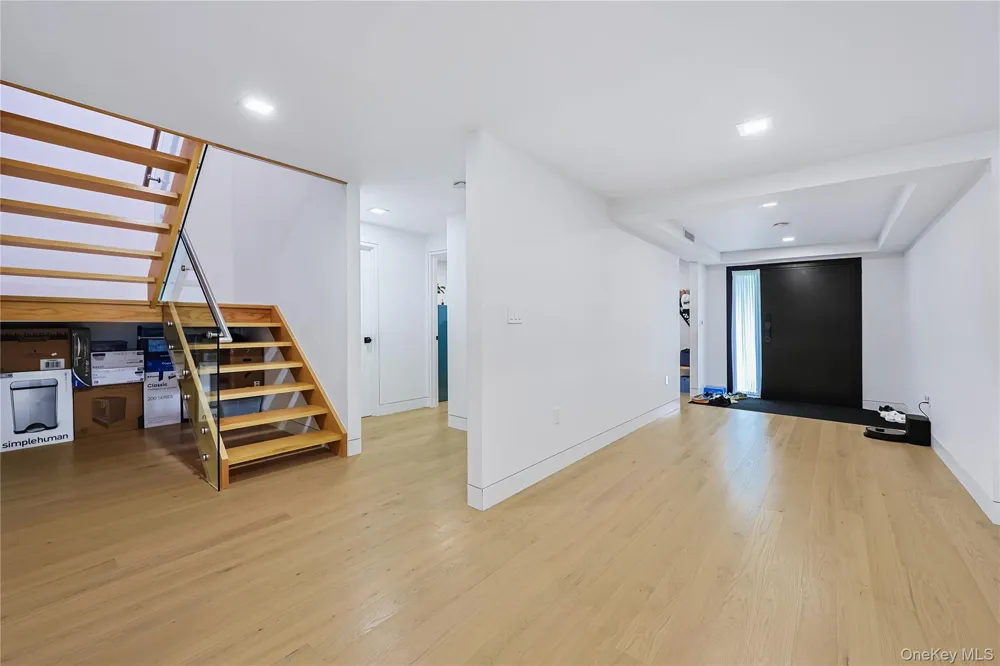 5 Market Lane Great Neck, NY 11020