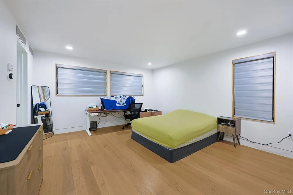 5 Market Lane Great Neck, NY 11020