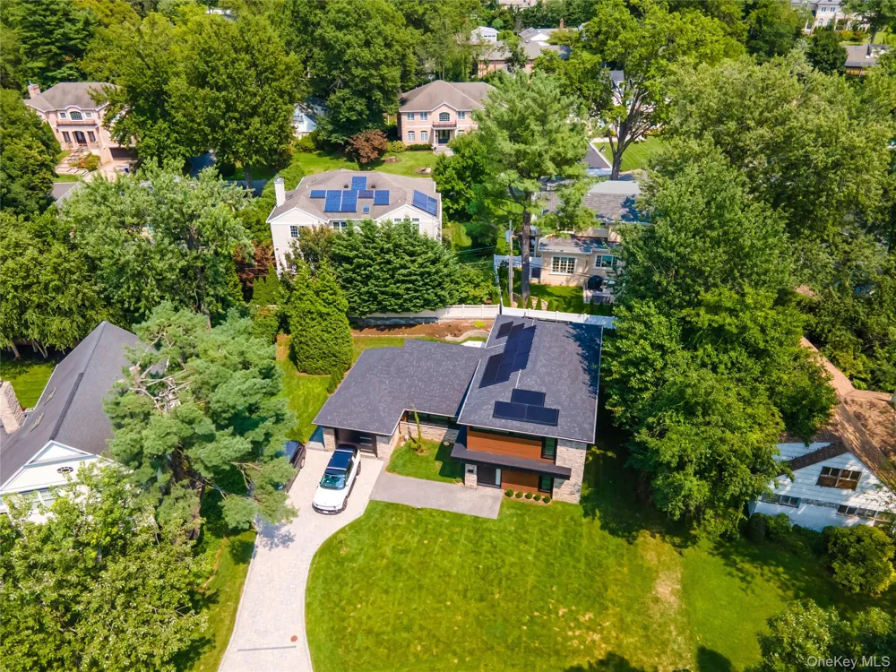 5 Market Lane Great Neck, NY 11020