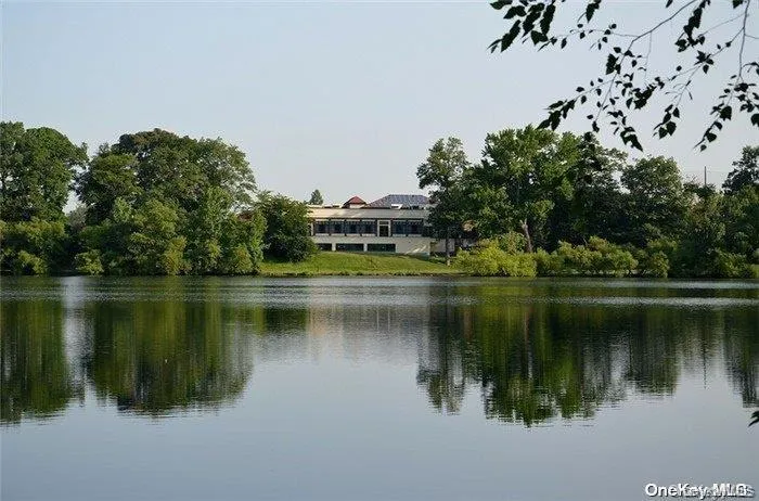 5 Market Lane Great Neck, NY 11020