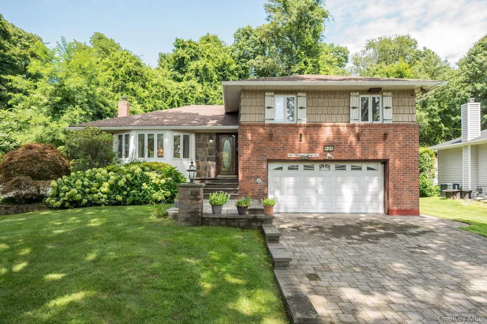 131 Stratford Roslyn Heights, NY 11577