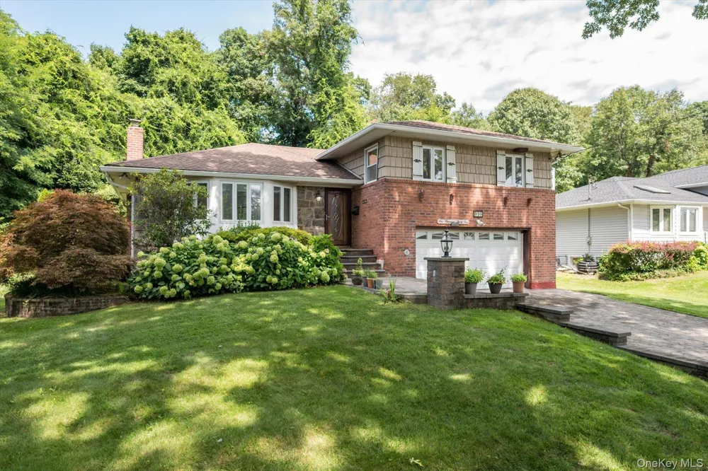 131 Stratford Roslyn Heights, NY 11577